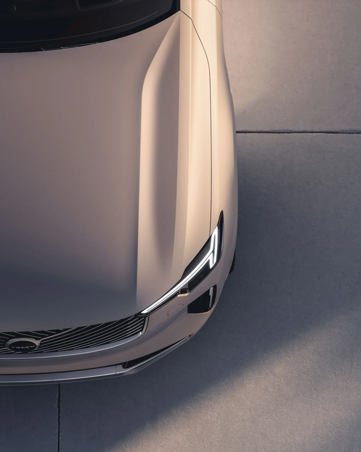 Close-up of the Volvo XC90 bonnet and headlight from above