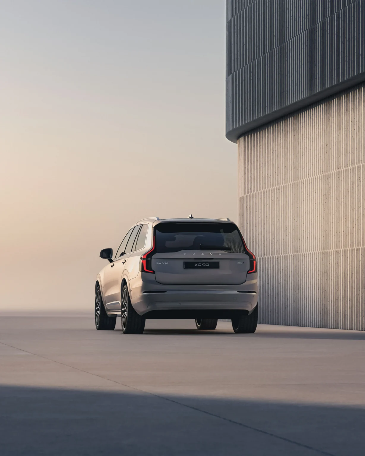 Volvo XC90 from behind, showing its vertical tail lights
