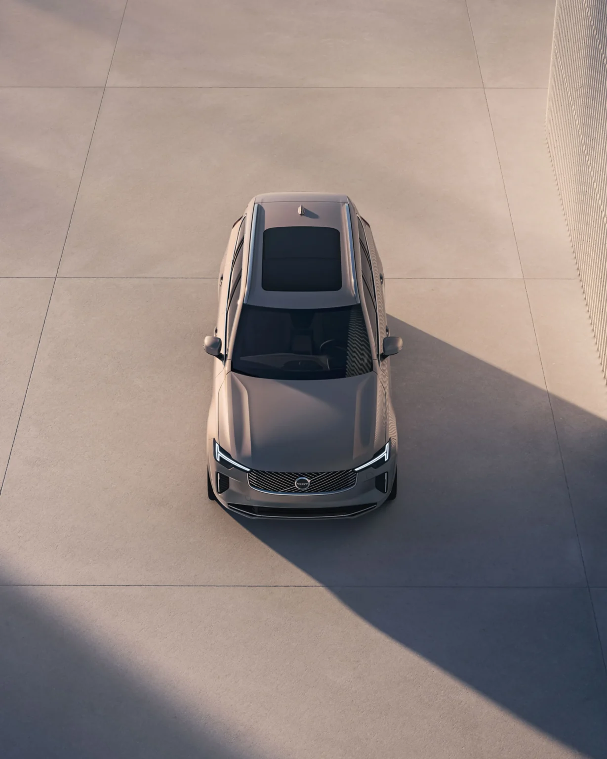 Volvo XC90 seen from directly above in a sunlit concrete courtyard