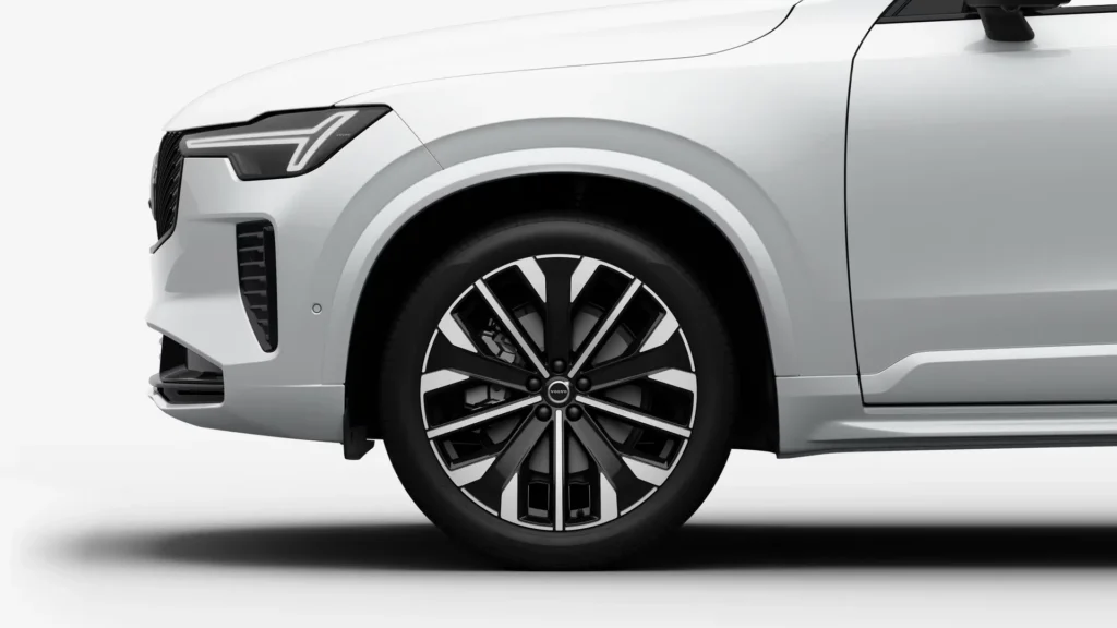 21-inch 5-multi-spoke black diamond-cut wheel on a Volvo XC90
