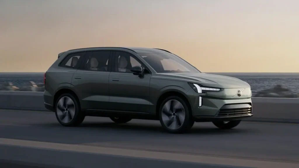 Volvo EX90 in Forest Lake on a seafront road at dusk