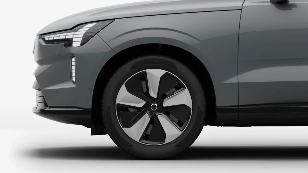 20-inch 5-spoke glossy black diamond-cut wheel on a grey Volvo EX90