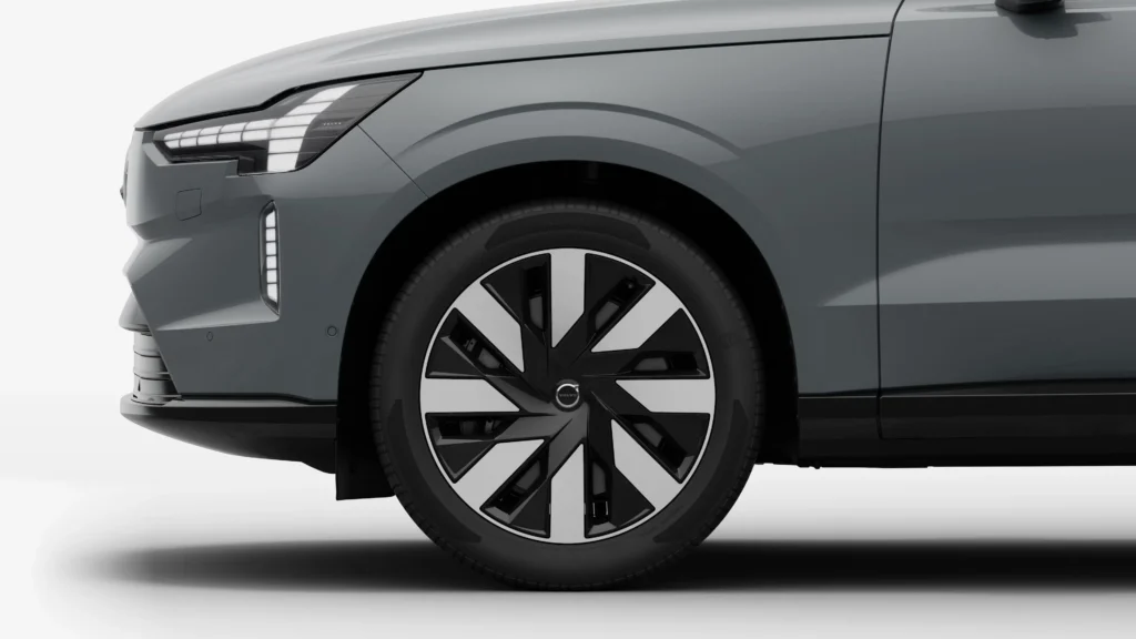 21-inch 8-spoke glossy black diamond-cut wheel on a grey Volvo EX90