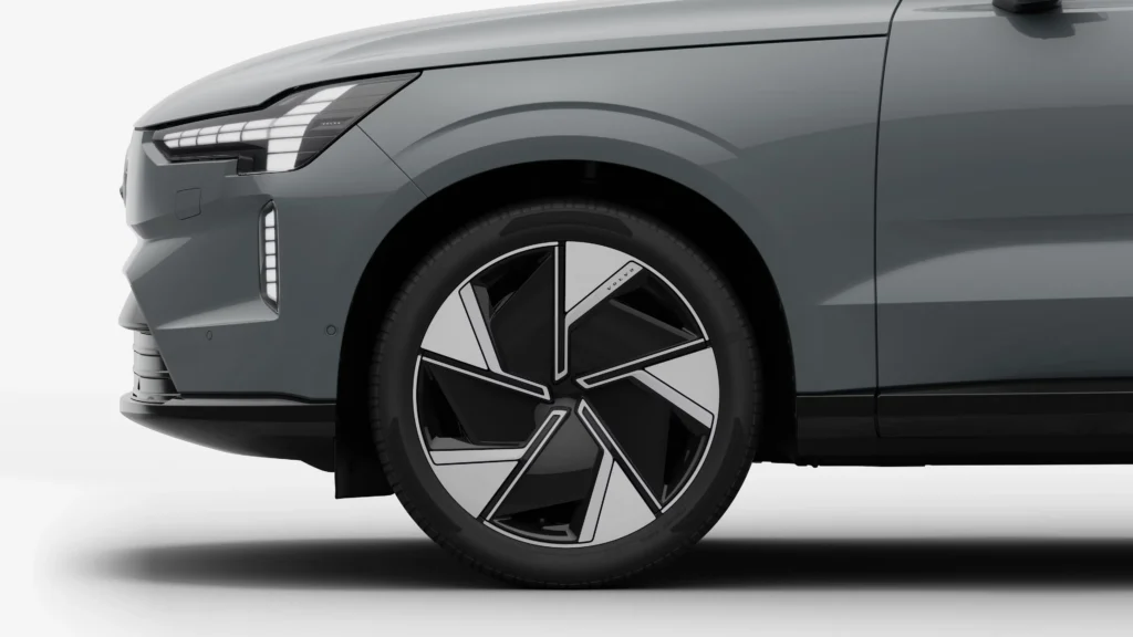 22-inch 5-spoke glossy black diamond-cut wheel on a grey Volvo EX90