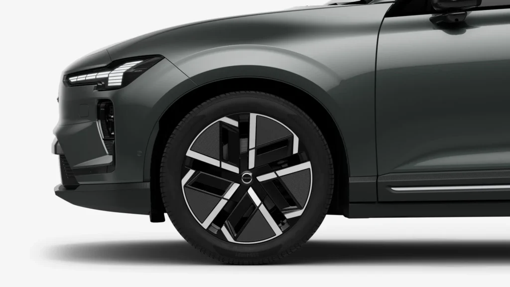 21-inch 5-spoke glossy black and matt graphite diamond-cut wheel on a Volvo EX60