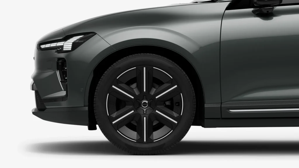 21-inch 6-spoke matt and glossy black diamond-cut wheel on a Volvo EX60