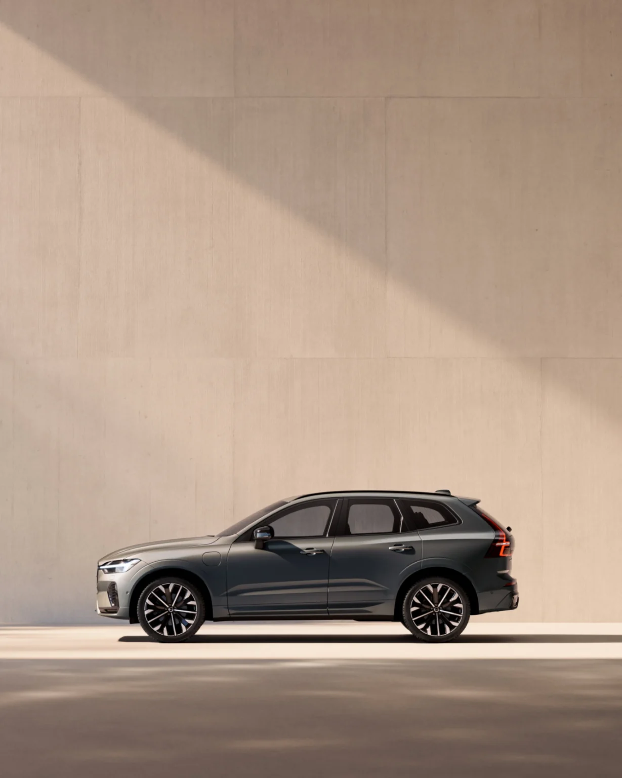 Side profile of the Volvo XC60 against a sunlit wall
