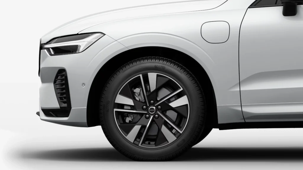 19-inch 5-double-spoke glossy black diamond-cut wheel on a Volvo XC60 Plug-in Hybrid