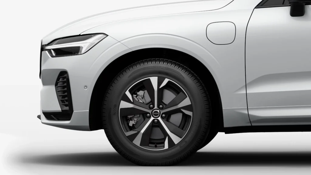 18-inch 5-spoke glossy black diamond-cut wheel on a Volvo XC60 Plug-in Hybrid