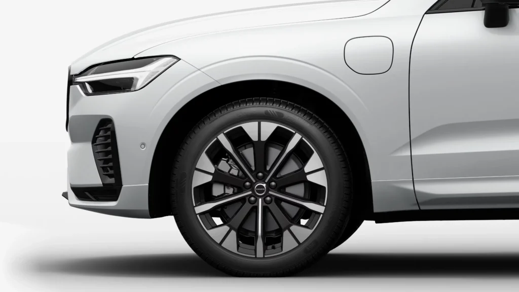 20-inch 5-Y-spoke glossy black diamond-cut wheel on a Volvo XC60 Plug-in Hybrid