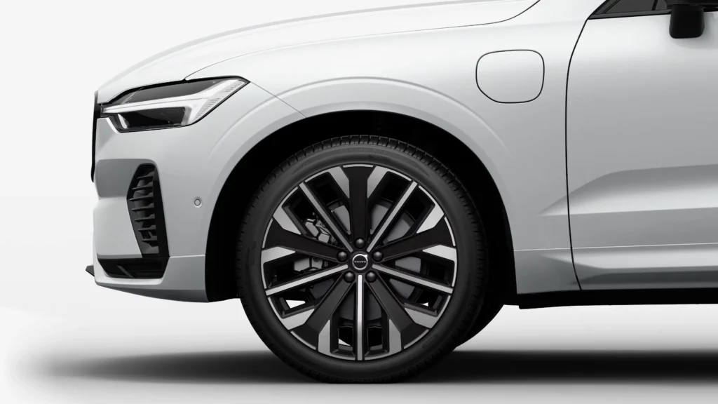 21-inch 5-V-spoke glossy black diamond-cut wheel on a Volvo XC60 Plug-in Hybrid