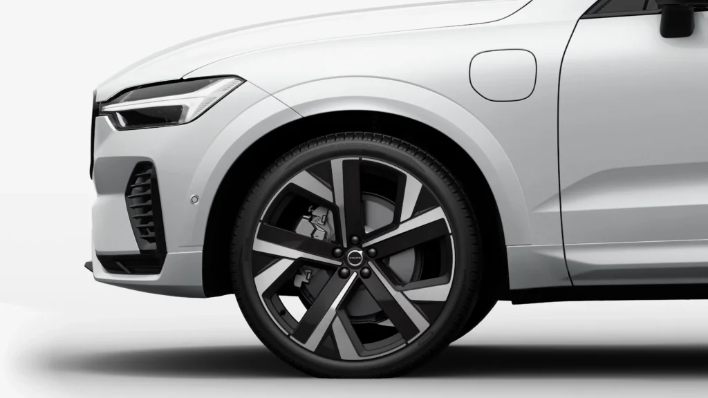 22-inch 5-double-spoke glossy black diamond-cut wheel on a Volvo XC60 Plug-in Hybrid