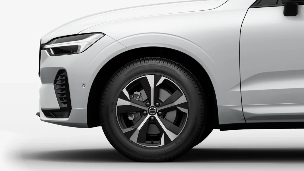 18-inch 5-spoke glossy black diamond-cut wheel on a Volvo XC60
