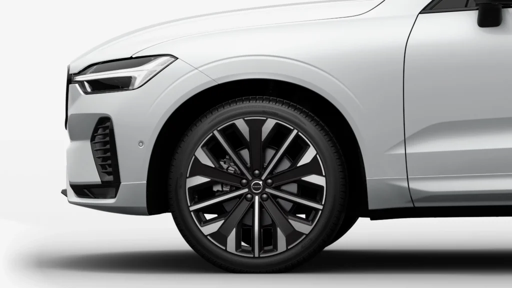 21-inch 5-V-spoke glossy black diamond-cut wheel on a Volvo XC60