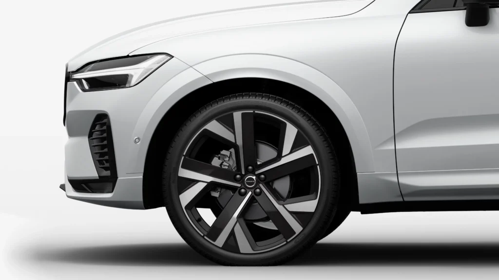 22-inch 5-double-spoke glossy black diamond-cut wheel on a Volvo XC60