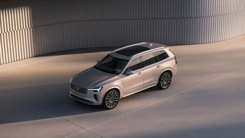 Volvo XC90 from a high front three-quarter angle beside a curved, ribbed wall
