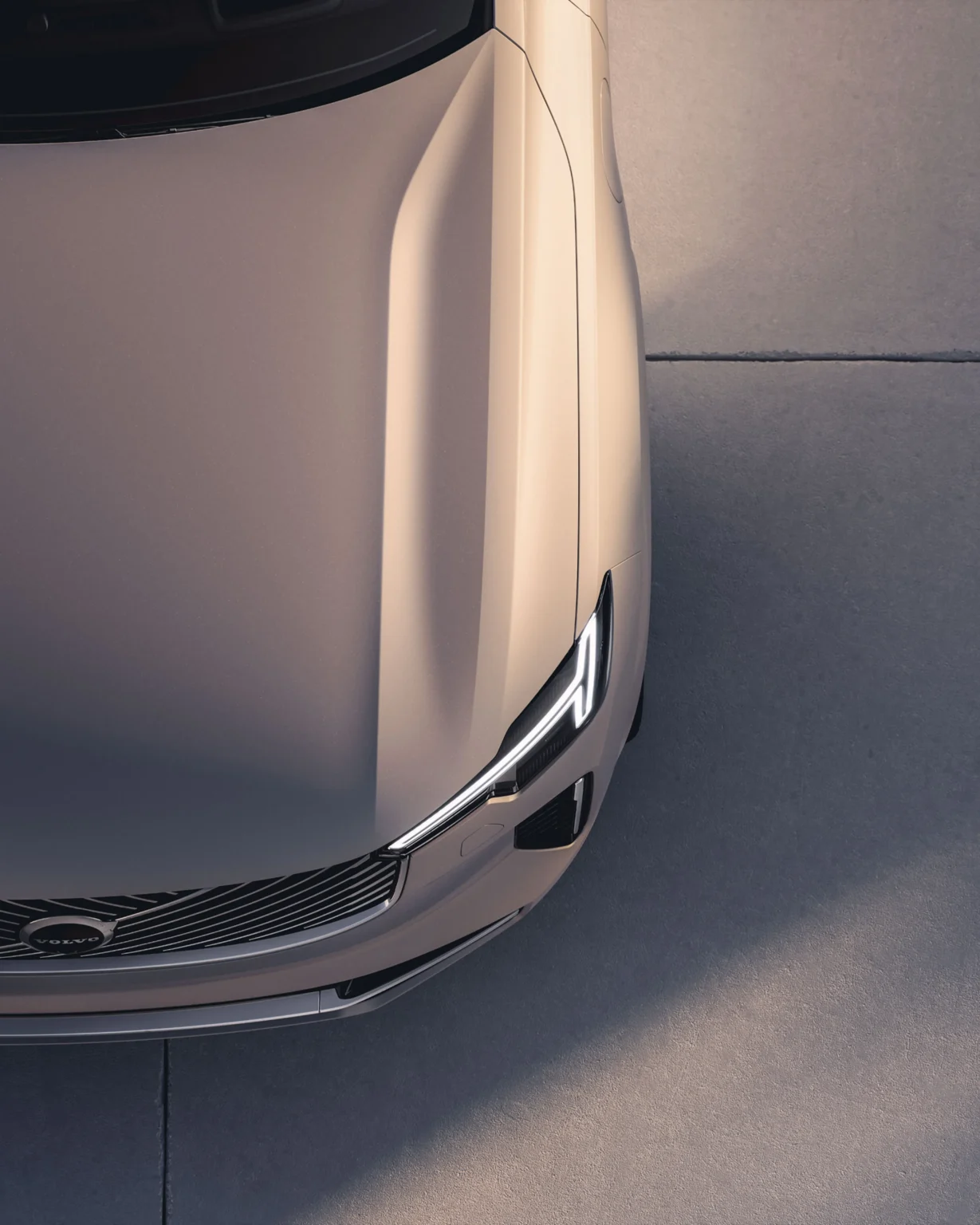 Close-up of the Volvo XC90 bonnet and headlight from above