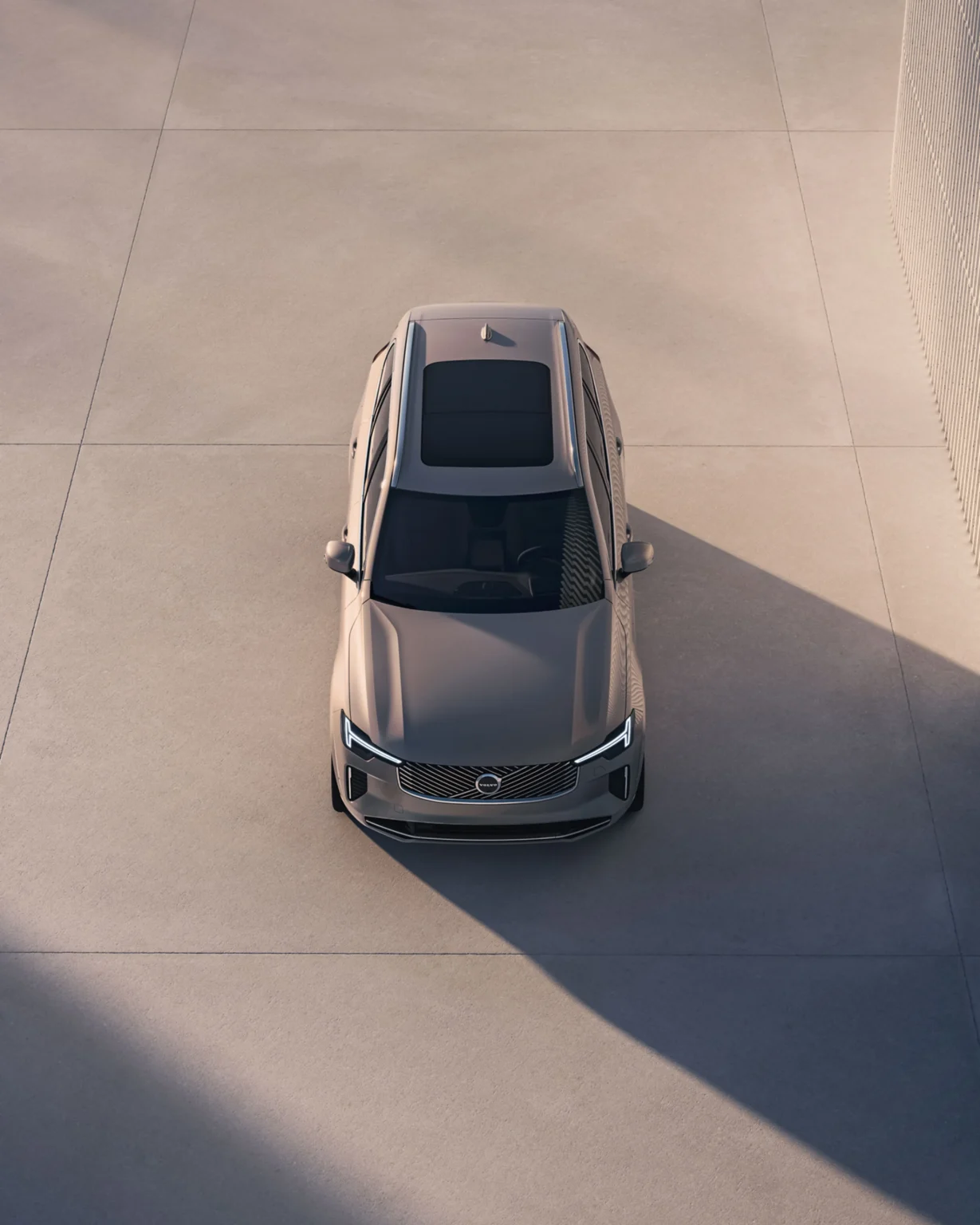 Volvo XC90 seen from directly above in a sunlit concrete courtyard