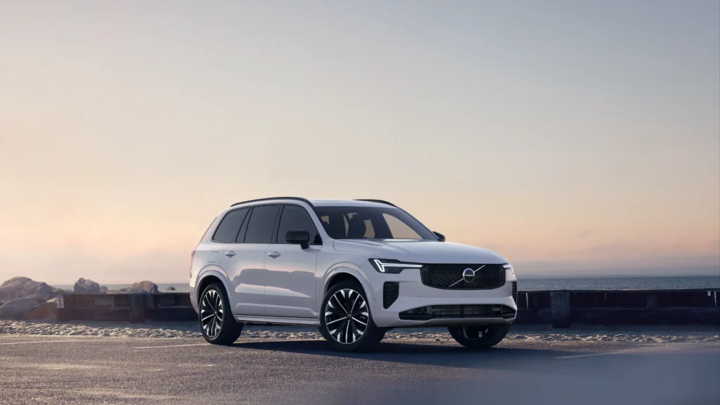 Volvo XC90 Plug-in Hybrid in Ice White