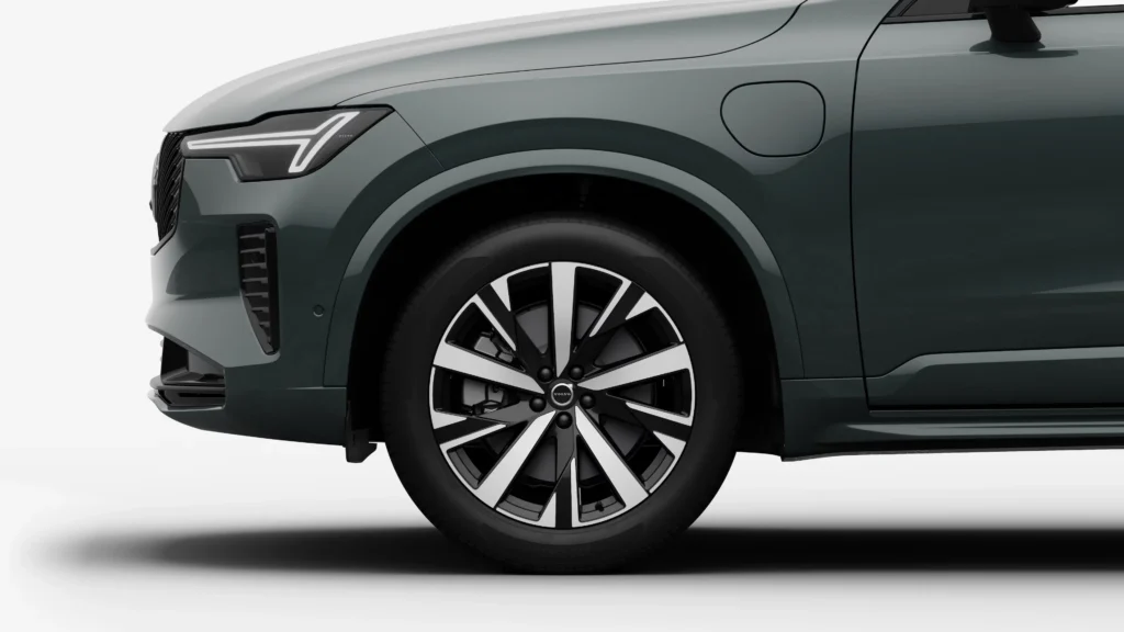 20-inch 5-multi-spoke glossy black diamond-cut wheel on a Volvo XC90 Plug-in Hybrid