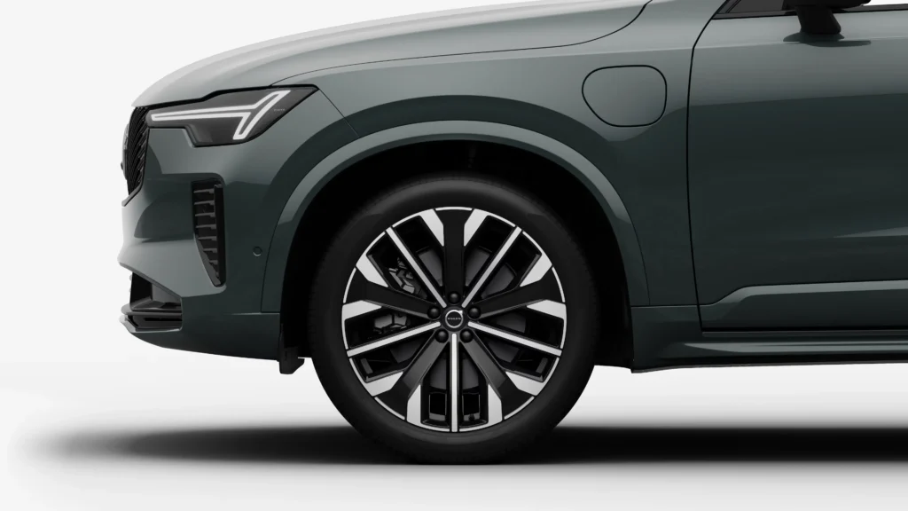 21-inch 5-multi-spoke black diamond-cut wheel on a Volvo XC90 Plug-in Hybrid